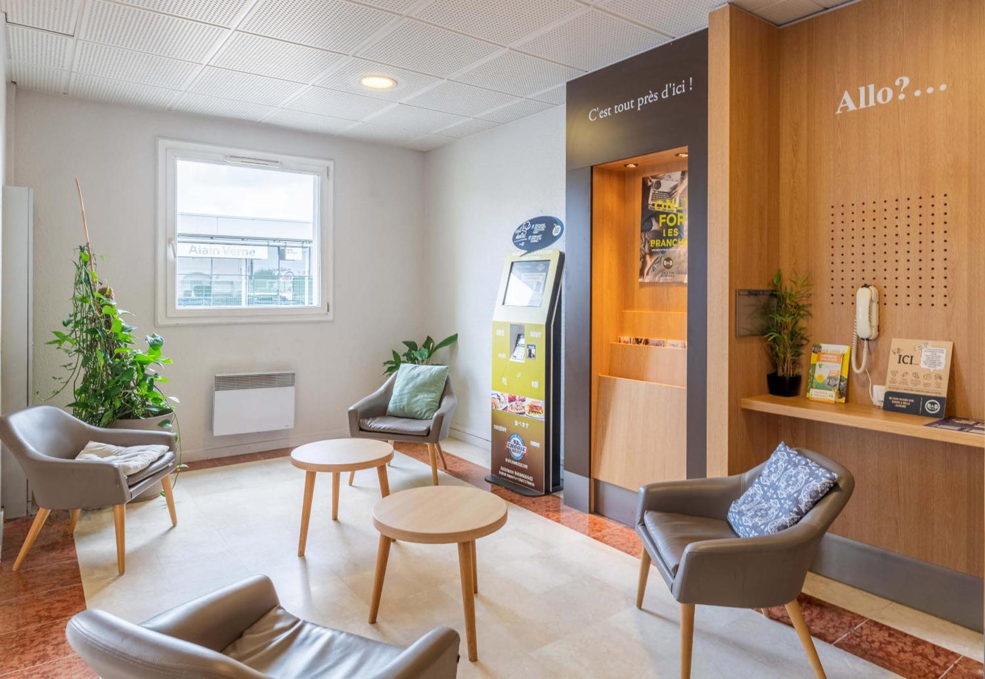 B&B Hotel Lyon Grand Stade Мейзио Екстериор снимка