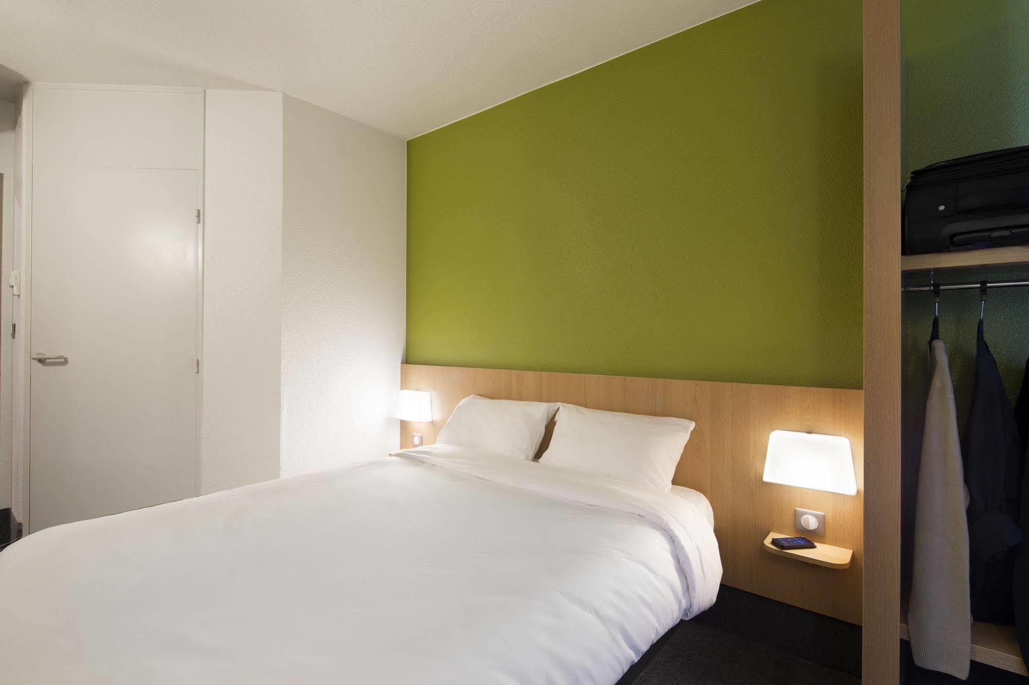 B&B Hotel Lyon Grand Stade Мейзио Екстериор снимка